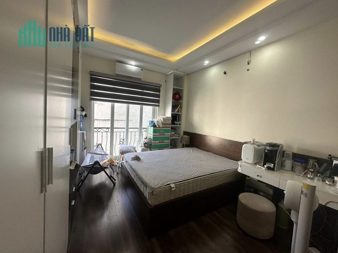 Bán ngôi nhà 31m2 Mặt phố Âu Cơ, Tây Hồ 6 phòng Vỉa hè rộng Kinh doanh đắc địa 3.2 Tỷ