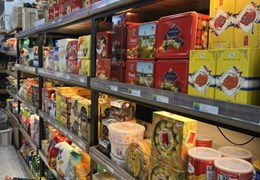 Cần tuyển 2NV sale online về trái cây và bánh kẹo, làm việc tại Quận 10. Lh:0933561156.