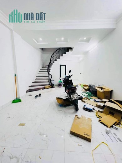 Nhỉnh 12 tỷ có nhà phan văn trường cầu giấy 47,2m 5t đường vỉ hè oto