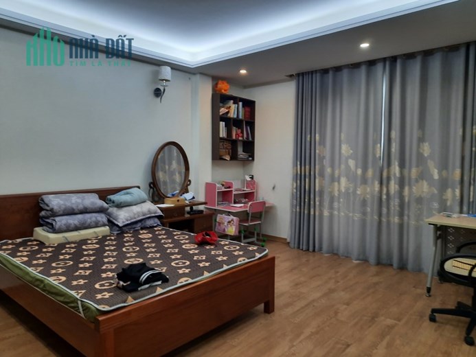 70m 5 Tầng Phố Hoàng Quốc Việt Vỉa Hè Đá Bóng Ô Tô Tránh Kinh Doanh Bất Chấp. Chủ Cần Bán Nhanh.