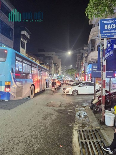 MẶT PHỐ VỊ TRÍ ĐĂC ĐỊA KINH DOANH SẦM UẤT VỈA HÈ RỘNG BÁT NGÁT Ô TÔ ĐỖ HAI BÊN.