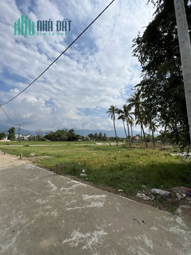 Chính bán lô góc siêu hiếm ngay trung tâm thị trấn Vạn Giã, cách biển 1km giá chỉ 9tr/m2