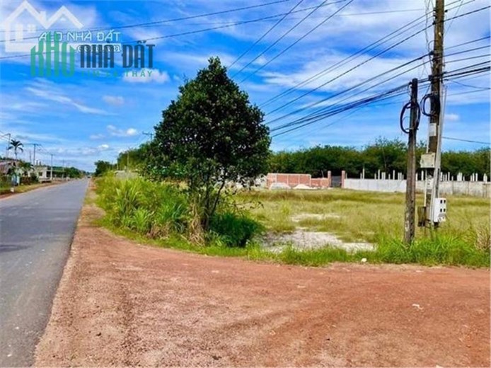 Cần tiền kinh doanh bán gấp lô góc 2MT DT 920M2 thổ cư. Đất ngay chợ, sát QL13
