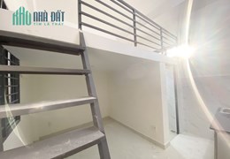 Phòng có gác lửng , máy lạnh , máy giặt.