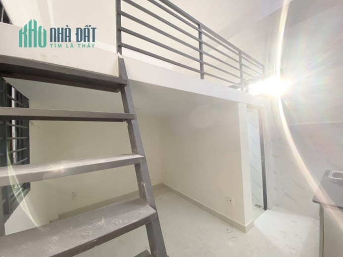 Phòng có gác lửng , máy lạnh , máy giặt.