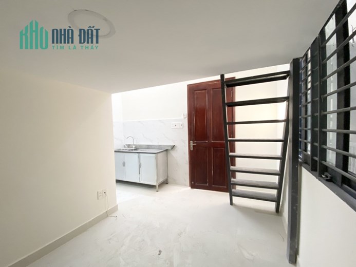Phòng có gác lửng , máy lạnh , máy giặt.