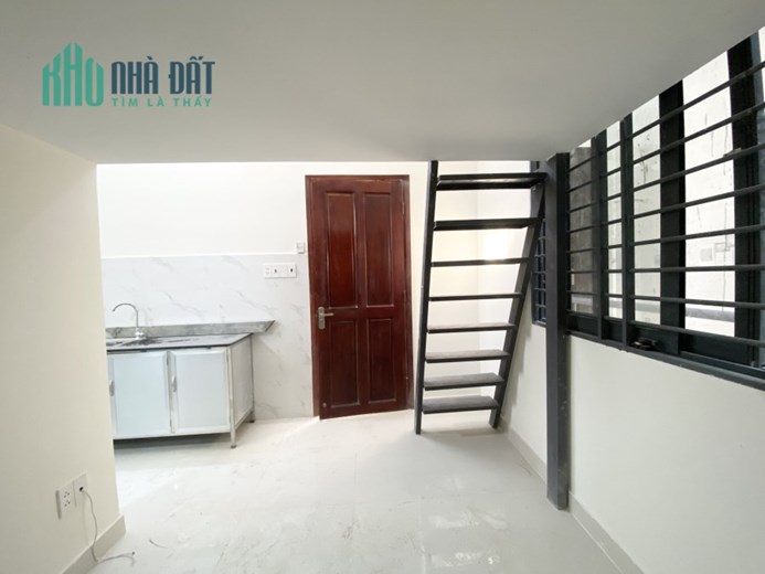 Phòng có gác lửng , máy lạnh , máy giặt.