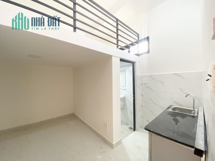 Phòng có gác lửng , máy lạnh , máy giặt.