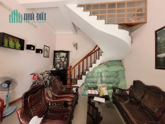 Bán nhà mặt phố cũ, căn góc vô cùng đẹp. Có thể chia 2 lô giá trị lớn.