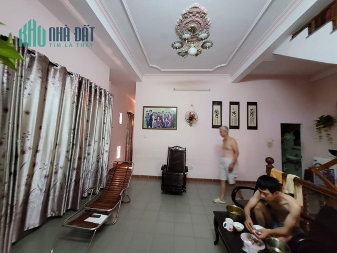 Bán nhà mặt phố cũ, căn góc vô cùng đẹp. Có thể chia 2 lô giá trị lớn.