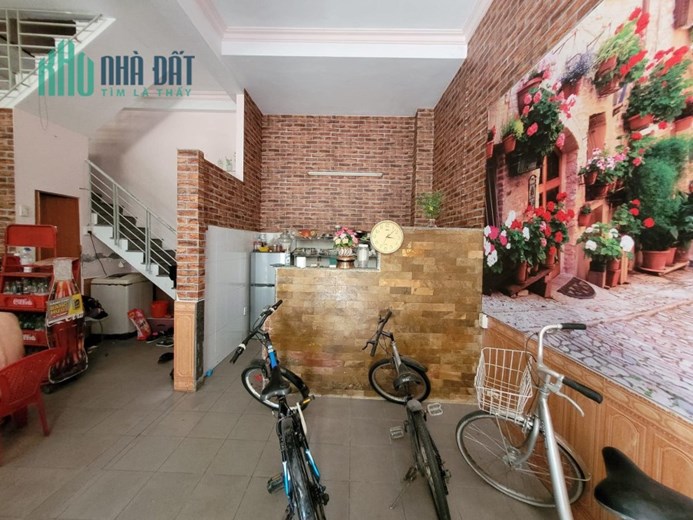 Bán nhà mặt phố cũ, căn góc vô cùng đẹp. Có thể chia 2 lô giá trị lớn.