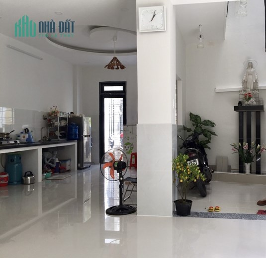 Bán nhà xây kiêng cố 1 trệt 2 lầu gồm 5 phòng ngủ 5 toilét