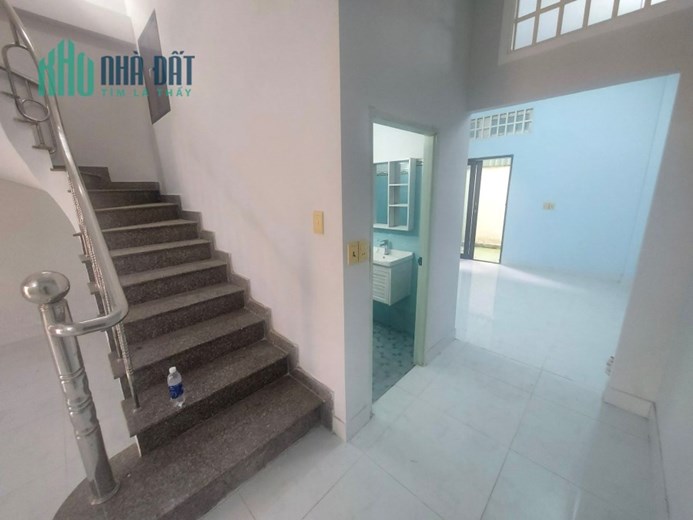 nhà hẻm xe hơi 
-DT: 5x13 vuông vức