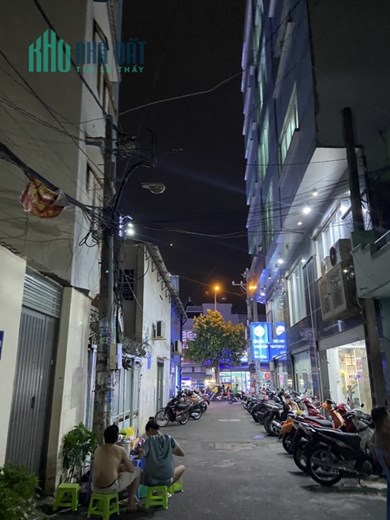 Xe tải đổ cửa. Vị trí kinh doanh. Gần mặt tiền đường. 60m2. Nhà đẹp 2 tầng. Nhỉnh 4 Tỷ.