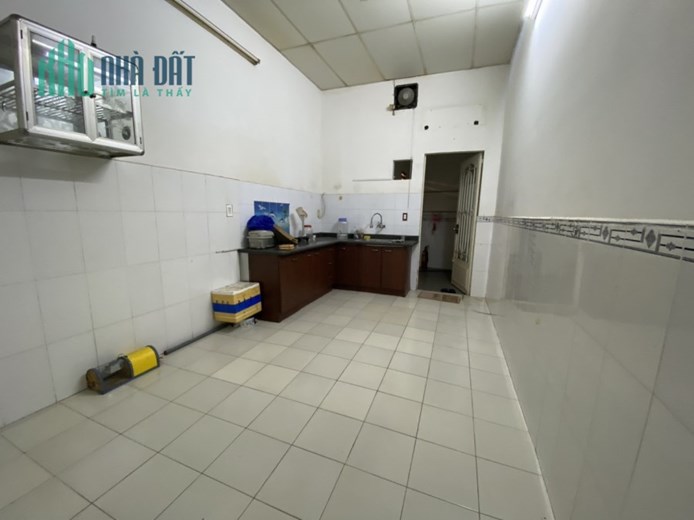Xe tải đổ cửa. Vị trí kinh doanh. Gần mặt tiền đường. 60m2. Nhà đẹp 2 tầng. Nhỉnh 4 Tỷ.
