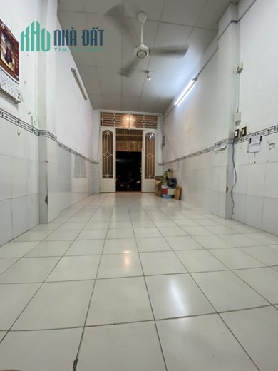Xe tải đổ cửa. Vị trí kinh doanh. Gần mặt tiền đường. 60m2. Nhà đẹp 2 tầng. Nhỉnh 4 Tỷ.