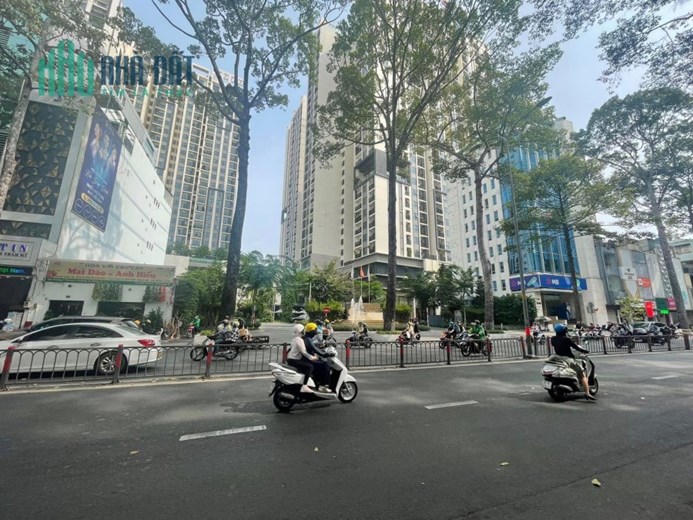 Cần bán nở hậu, 3 tầng đối diện HADO CENTROSA, P11, Q10 giá 9.99 tỷ.