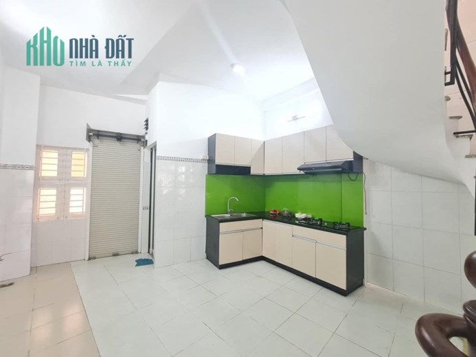 Cần bán nở hậu, 3 tầng đối diện HADO CENTROSA, P11, Q10 giá 9.99 tỷ.