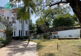 Cho thuê biệt thự Thảo Điền, khu Nguyễn Văn Hưởng, DT 900m2, hồ bơi, sân vườn rộng