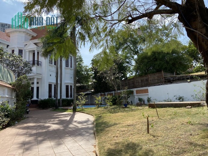 Cho thuê biệt thự Thảo Điền, khu Nguyễn Văn Hưởng, DT 900m2, hồ bơi, sân vườn rộng