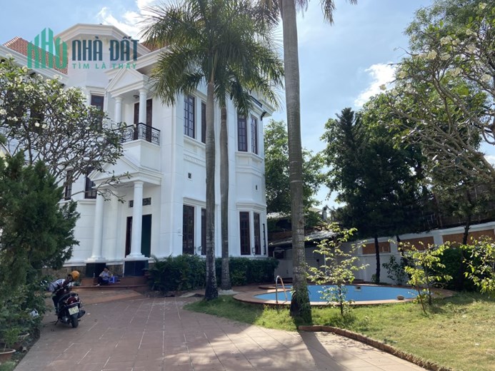 Cho thuê biệt thự Thảo Điền, khu Nguyễn Văn Hưởng, DT 900m2, hồ bơi, sân vườn rộng