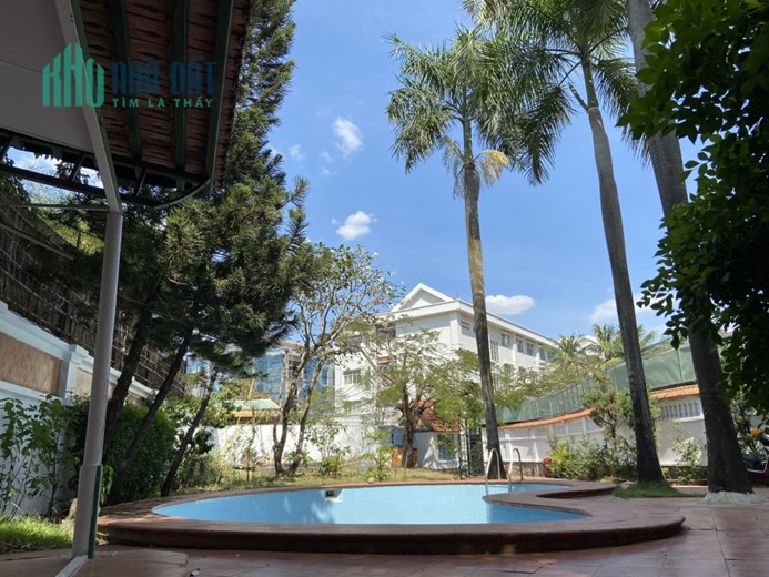 Cho thuê biệt thự Thảo Điền, khu Nguyễn Văn Hưởng, DT 900m2, hồ bơi, sân vườn rộng