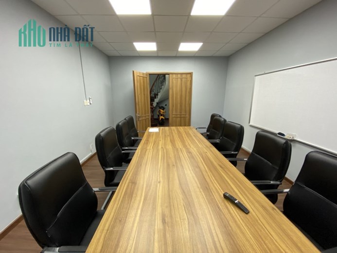 Cho thuê biệt thự Thảo Điền, khu Nguyễn Văn Hưởng, DT 900m2, hồ bơi, sân vườn rộng