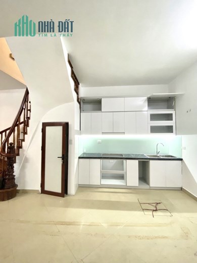 Cần bán gấp nhà Hoàng Quốc Việt 3 tầng MT8m Diện tích 80m2 ô tô 7 chỗ làm khách sạn