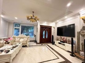 Biệt thự Lô Góc View Hồ Hoàng Cầu, 219m2, 3 tầng, MT 10m, 73 tỷ, doanh thu 2 tỷ/năm.