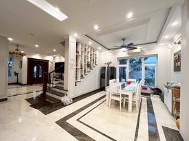 Biệt thự Lô Góc View Hồ Hoàng Cầu, 219m2, 3 tầng, MT 10m, 73 tỷ, doanh thu 2 tỷ/năm.