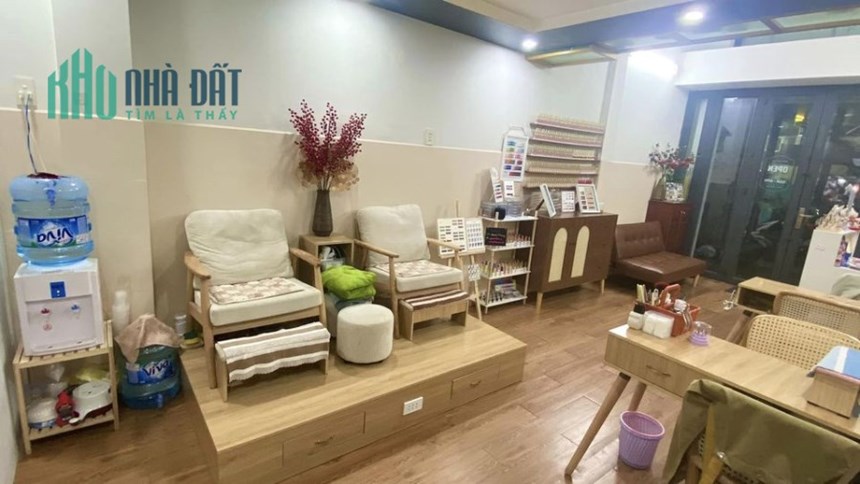Cần sang nhượng tiệm Nail khu vực quận 10 đường Đào Duy Từ. Khu vực trường Đại Học đông đúc