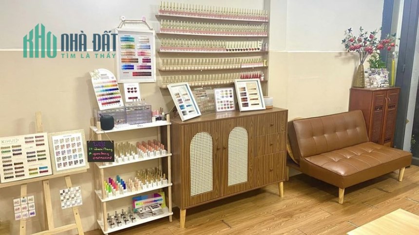 Cần sang nhượng tiệm Nail khu vực quận 10 đường Đào Duy Từ. Khu vực trường Đại Học đông đúc