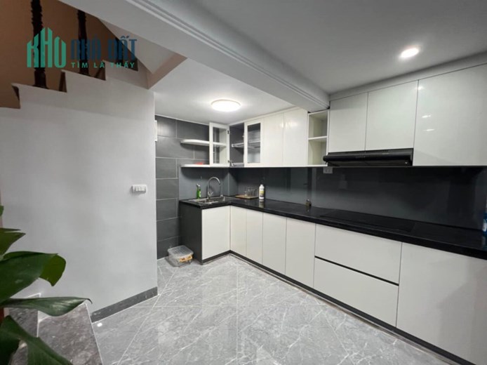 Bán ngôi nhà 145m2 phố Nghi Tàm, Tây Hồ Gara 2 Ô tô 7 chỗ Thang máy Dòng tiền khủng 16.4 Tỷ