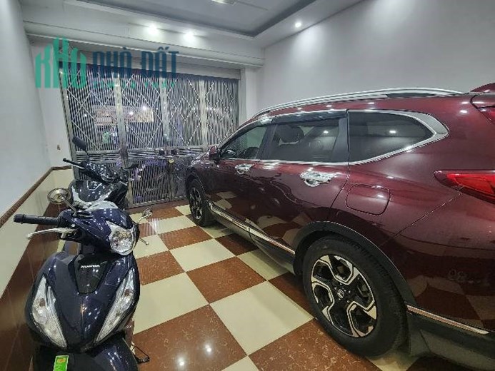 Gia đình cần bán nhà phân lô oto 7 chỗ chỉ 12,999 tỷ. Trần quốc Hoàn