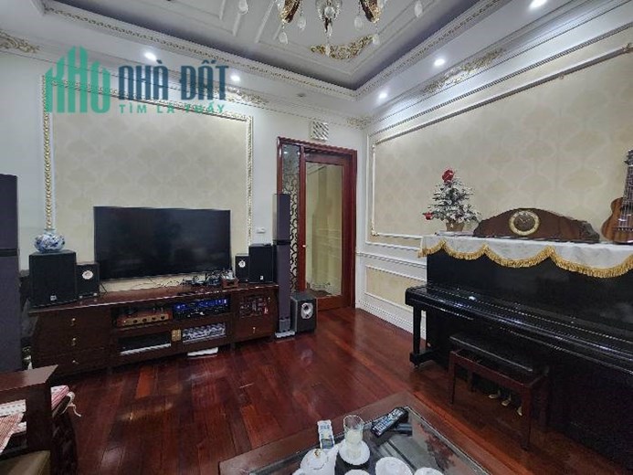 Gia đình cần bán nhà phân lô oto 7 chỗ chỉ 12,999 tỷ. Trần quốc Hoàn