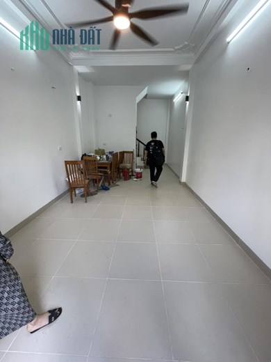 Cho thuê nhà phân lô Đền Lừ . DT 36m , 6 Tầng , giá  13 Triệu