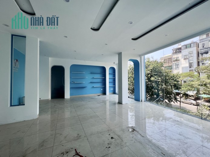 Nhượng tầng 3, tầng 4 mặt tiền 93 Đào Tấn.