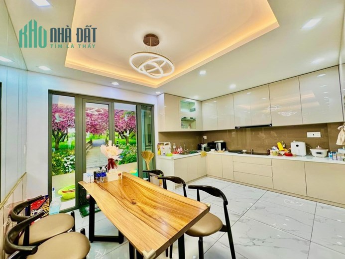 Bán  nhà căn góc Biệt thự Thoại Ngọc Hầu - Tân Phú, DT: 8x14.5m, 4 Tầng - 6 PN, 14.9 tỷ