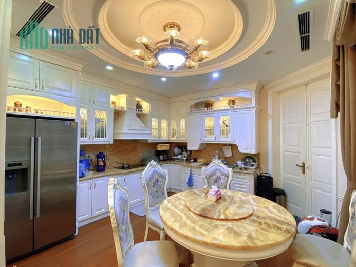 Bán biệt thự sân vườn Cầu Giấy, Lô góc, Ô tô tránh, Thang máy, vỉa hè, 180m2, MT 22m, 39tỷ