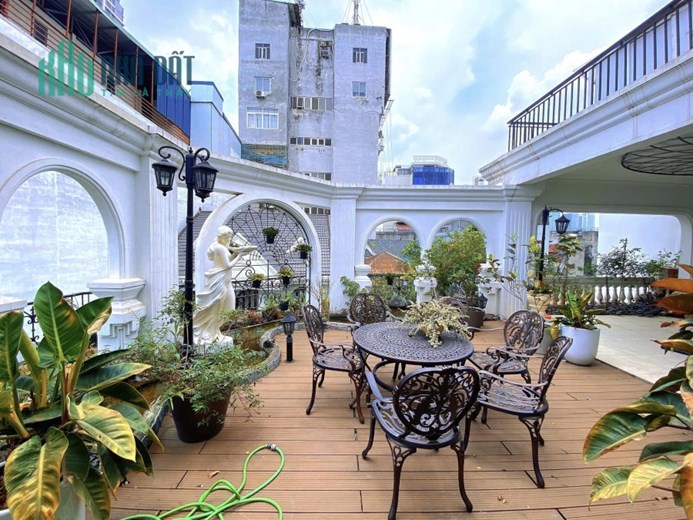 Bán biệt thự sân vườn Cầu Giấy, Lô góc, Ô tô tránh, Thang máy, vỉa hè, 180m2, MT 22m, 39tỷ