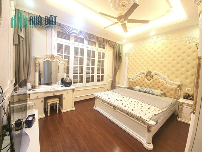 Bán biệt thự sân vườn Cầu Giấy, Lô góc, Ô tô tránh, Thang máy, vỉa hè, 180m2, MT 22m, 39tỷ