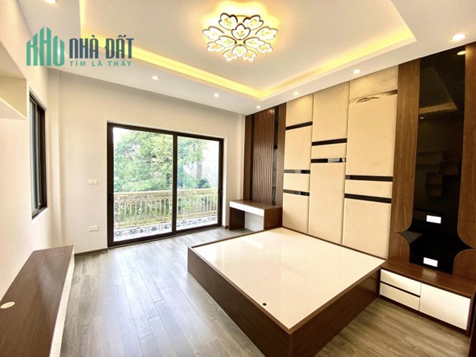 Bán nhà 74m2 phố Nghi Tàm, Tây Hồ Dân xây 5 phòng Gara Ô tô dừng đỗ 3.6 Tỷ