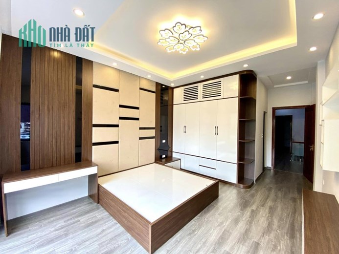 Bán nhà 72m2 phố Nghi Tàm, Tây Hồ Dân xây 5 phòng ngủ Gara Ô tô dừng đỗ 3.8 Tỷ