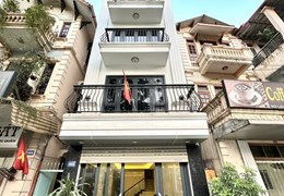 Cho thuê 3 tầng mặt phố Lạc Long Quân, Tây Hồ
