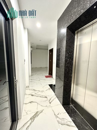 Cho thuê 3 tầng mặt phố Lạc Long Quân, Tây Hồ