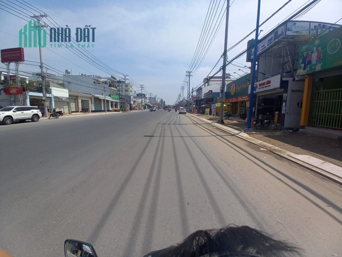 Bán nhà mặt tiền Đặng Thúc Vịnh, ngang rộng, đường rộng 40 mét có vỉa hè.