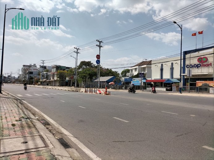 Bán nhà mặt tiền Đặng Thúc Vịnh, ngang rộng, đường rộng 40 mét có vỉa hè.