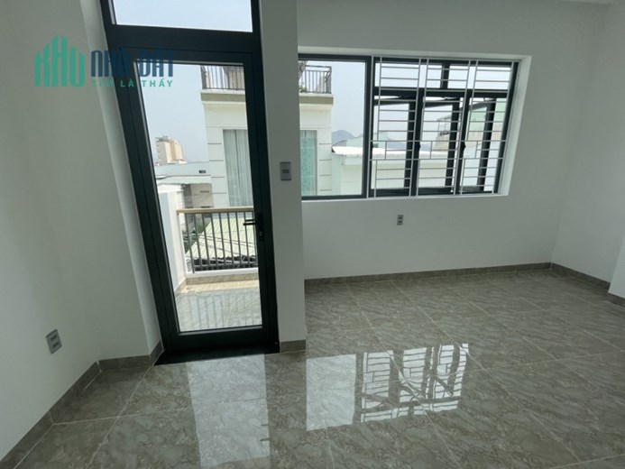 BÁN NHÀ PHỐ. PHƯỜNG VĨNH HẢI . Cách Chợ Vĩnh Hải, Đường 2/4 chỉ 950m. Cách Biển 1,8km.