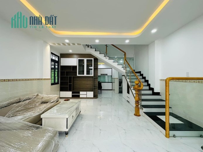 Đường Dương Quảng Hàm, P5, Gò Vấp. Ngay sau lưng Siêu Thị Emart.