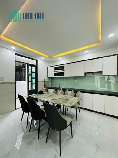 Đường Dương Quảng Hàm, P5, Gò Vấp. Ngay sau lưng Siêu Thị Emart.